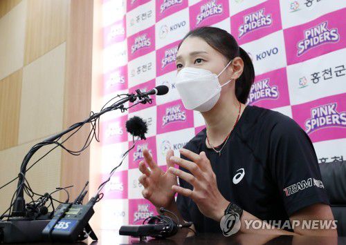 복귀 기자회견 하는 김연경(홍천=연합뉴스) 양지웅 기자 = '배구여제' 김연경(34)이 8일 강원 홍천군 종합운동장에서 열린 흥국생명 핑크스파이더스 복귀 기자회견에서 취재진 질문에 답하고 있다. 2022.7.8 yangdoo@yna.co.kr
