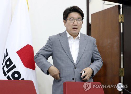 최고위원 비공개 면담 브리핑하는 권성동 원내대표(서울=연합뉴스) 하사헌 기자 = 국민의힘 권성동 원내대표가 8일 오후 서울 여의도 국회 원내대표실에서 최고위원들과 비공개 면담을 가진 후 브리핑을 하기 위해 입장하고 있다. 2022.7.8 [국회사진기자단] toadboy@yna.co.kr