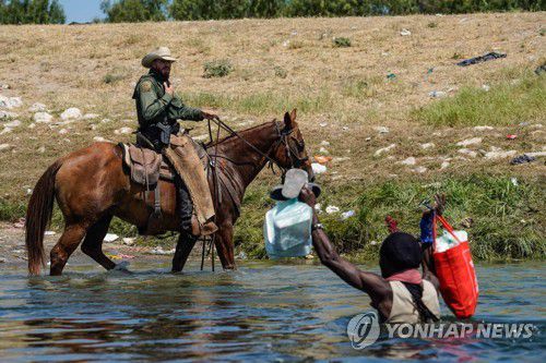 지난해 9월 아이티 난민을 위협하는 미국 기마 순찰대원[AFP 연합뉴스 자료사진. 재판매 및 DB 금지]