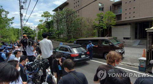 아베 전 총리 자택 앞에 몰린 보도진(도쿄=연합뉴스) 이세원 특파원 = 9일 오전 일본 도쿄 아베 신조 전 총리 자택 앞에서 보도진들이 아베 전 총리 시신이 나라현에서 자택으로 옮겨지는 모습을 취재하기 위해 대기해 있다. 2022.7.9 sewonlee@yna.co.kr