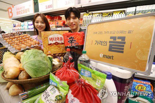 이마트 '가격의 끝'프로젝트 선언7월 4일 오전 서울 성동구 이마트 성수점에서 모델들이 이마트 '가격의 끝' 프로젝트를 홍보하고 있다. [연합뉴스 자료사진]