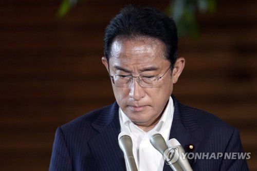 아베 전 총리 상황 발표하는 기시다 총리(도쿄 AFP=연합뉴스) 기시다 후미오 일본 총리(64)가 8일 도쿄 총리 관저에서 총격을 받아 의식불명 상태인 아베 신조 전 총리(67)와 관련해 취재진에게 설명하던 도중 잠시 발언을 멈추고 있다. 그는 "아베 전 총리는 현재 위중한 상황"이라며 "이러한 종류의 폭력이 일어나는 것을 절대 용납할 수 없다"고 말했다. 2022.7.8 alo95@yna.co.kr