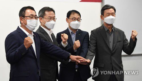 과학기술정부통신부 장관-통신사 CEO 간담회(서울=연합뉴스) 신준희 기자 = 이종호 과학기술정보통신부 장관이 11일 오후 서울 중구 대한상공회의소에서 열린 통신3사 CEO 간담회에 참석해 기념촬영을 하고 있다.      왼쪽부터 유영상 SK텔레콤 대표, 이 장관, 구현모 KT 대표, 황현식 LG유플러스 대표. 2022.7.11 [공동취재] hama@yna.co.kr