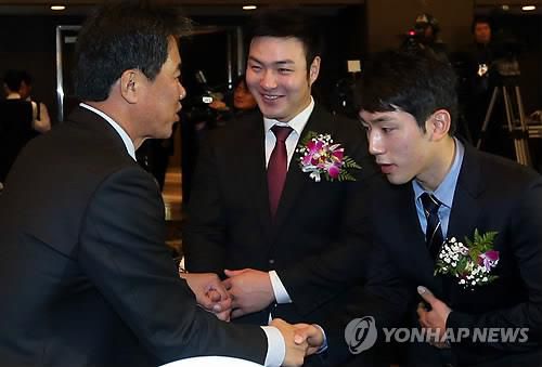 2012년 일구회 시상식에서 김시진 감독과 인사하는 박병호와 서건창[연합뉴스 자료사진]