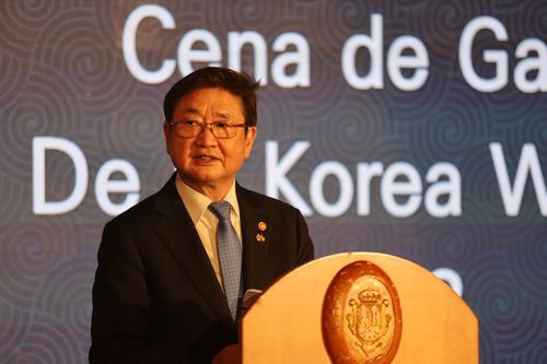 스페인 '한국주간' 행사 갈라디너에서 환영 인사하는  박보균 장관(마드리드=연합뉴스) 김상훈 특파원 = 스페인 마드리드 '한국주간'(Korea Week)' 행사 중 11일 저녁(현지시간) 현지 오피니언 리더들을 초청해 연 '갈라디너'에서 인사하는 박보균 문화체육관광부 장관. 2022.7.11 meolakim@yna.co.kr