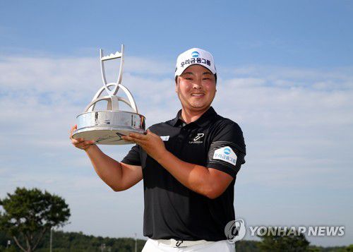 트로피를 들고 기뻐하는 황중곤[KPGA 제공. 재판매 및 DB 금지]