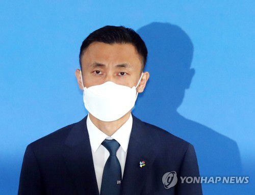 서해 공무원 피격사건 추가 설명하는 윤형진 국방부 과장(인천=연합뉴스) 윤태현 기자 = 윤형진 국방부 국방정책실 정책기획과장이 16일 오후 인천시 연수구 인천해양경찰서에서 '서해 공무원 피격사건' 최종 수사 결과와 관련해 추가 설명을 하고 있다. 2022.6.16 tomatoyoon@yna.co.kr