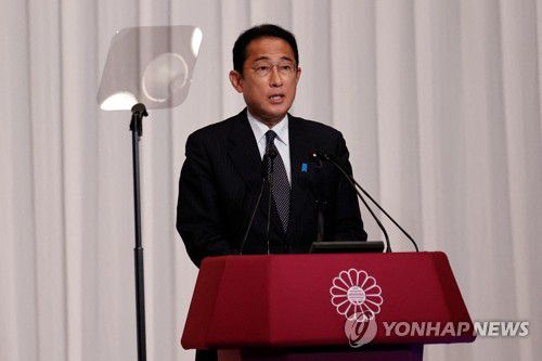 기시다 日 총리 "개헌 프로세스 가속화 할 것"(도쿄 로이터=연합뉴스) 기시다 후미오 일본 총리(64)가 11일 도쿄 자민당 본부에서 기자회견을 하고 있다. 그는 전날 참의원 선거에서 여당이 압승한 것과 관련, "고인이 된 아베 전 총리의 유산을 이어받아 개헌 프로세스를 가속화 하겠다"고 말했다. 2022.7.11 alo95@yna.co.kr