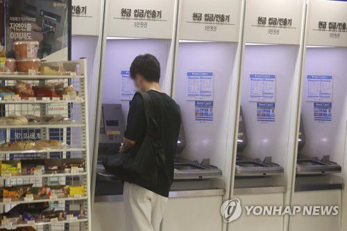 한은, 내일 초유의 '빅스텝' 나설 듯(서울=연합뉴스) 진연수 기자 = 한국은행 금융통화위원회가 오는 13일 사상 처음으로 빅 스텝(한꺼번에 0.50% 포인트 기준금리 인상)을 밟을 것으로 예상된다. 사진은 이날 서울 시내에 설치된 주요은행 ATM 기기. 2022.7.12 jin90@yna.co.kr