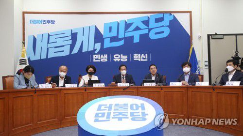 발언하는 박홍근 원내대표(서울=연합뉴스) 하사헌 기자 = 더불어민주당 박홍근 원내대표(오른쪽세번째)가 13일 오전 서울 여의도 국회에서 열린 비상대책위원회의에서 발언하고 있다. 2022.7.13 [국회사진기자단] toadboy@yna.co.kr