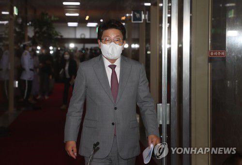 의장실 나오는 권성동 원내대표(서울=연합뉴스) 하사헌 기자 = 국민의힘 권성동 당 대표 직무대행 겸 원내대표가 13일 오후 서울 여의도 국회 의장실에서 더불어민주당 박홍근 원내대표와 비공개 원 구성 협상을 마친 뒤 의장실을 나오고 있다. 2022.7.13 [국회사진기자단] toadboy@yna.co.kr