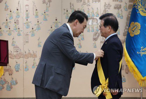 국민훈장 무궁화장 받는 박병석 전 국회의장(서울=연합뉴스) 안정원 기자 = 윤석열 대통령이 14일 서울 용산 대통령실 청사에서 박병석 전 국회의장에게 국민훈장 무궁화장을 수여하고 있다. 2022.7.14 [대통령실 제공. 재판매 및 DB금지] jeong@yna.co.kr