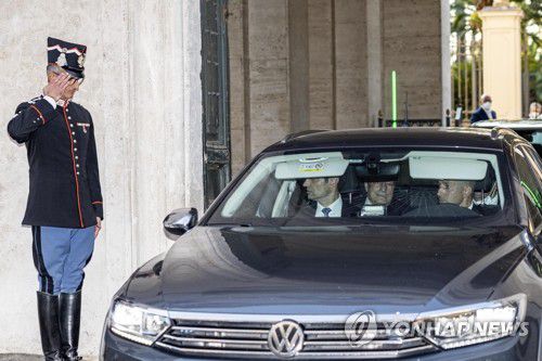 '연정 붕괴 위기'…이탈리아 총리 사임서 대통령이 반려(로마 EPA=연합뉴스) 마리오 드라기 이탈리아 총리(가운데)가 14일(현지시간) 로마에서 세르조 마타렐라 대통령과 이야기를 나눈 뒤 퀴리날레궁을 떠나고 있다. 마타렐라 대통령은 이날 드라기 총리가 제출한 사임서를 반려하며 정국 위기 상황을 의회에 설명하고 해법을 찾아달라고 요청했다. 2022.07.15 ddy04002@yna.co.kr