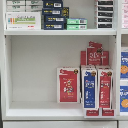 비어있는 감기약 칸(서울=연합뉴스) 조현영 기자 = 코로나19 재확산으로 일부 감기약 제품이 품절되면서 15일 서울 영등포구 한 약국의 감기약 칸이 반 정도 비어있다. 2022.7.15 hyun0@yna.co.kr