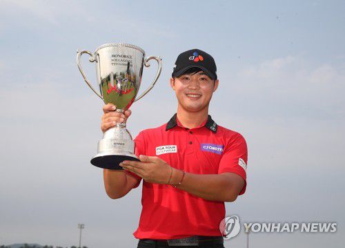 배용준, 아너스K·솔라고CC 한장상 인비테이셔널 우승(서울=연합뉴스) 배용준이 17일 충남 태안 솔라고CC에서 열린 한국프로골프(KPGA)투어 아너스K·솔라고CC 한장상 인비테이셔널 최종라운드에서 우승 후 트로피를 들어 보이고 있다. 2022.7.17      [KPGA 제공. 재판매 및 DB 금지] photo@yna.co.kr