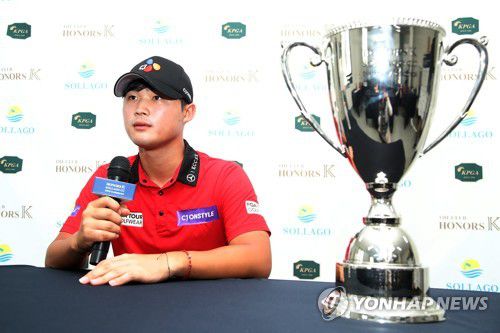 우승 후 인터뷰 하는 배용준(서울=연합뉴스) 배용준이 17일 충남 태안 솔라고CC에서 열린 한국프로골프(KPGA)투어 아너스K·솔라고CC 한장상 인비테이셔널 최종라운드에서 우승 후 인터뷰하고 있다. 2022.7.17      [KPGA 제공. 재판매 및 DB 금지] photo@yna.co.kr