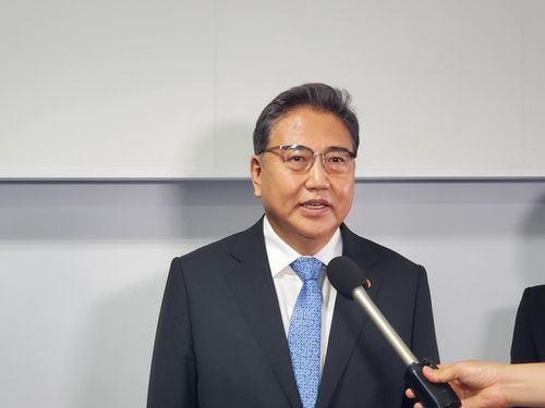 하네다공항에서 발언하는 박진 외교부 장관(도쿄=연합뉴스) 김호준 특파원 = 18일 도쿄에서 열리는 한일 외교장관 회담 참석차 일본을 방문한 박진 외교부 장관이 입국 직후 하네다공항에서 취재진 앞에서 발언하고 있다. 2022.07.18 hojun@yna.co.kr