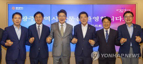 호남 손잡은 국민의힘(광주=연합뉴스) 천정인 기자 = 18일 오후 광주시청 비즈니스룸에서 국민의힘 권성동 원내대표(가운데)와 일행들이 호남권(광주·전북·전남) 광역단체장들과 기념사진을 찍고 있다. 국민의힘은 이날 광주시청에서 호남권 예산정책협의회를 열었다. 2022.7.18 [공동취재] iny@yna.co.kr