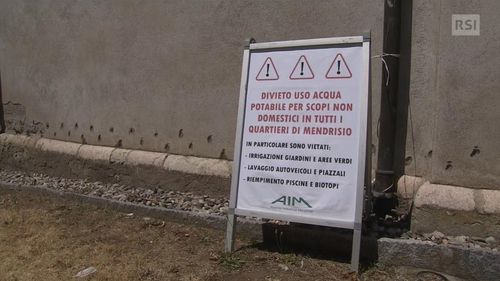 스위스 멘드리시오 지역에 공고된 물 사용제한 지침[스위스 공영방송 RSI 영상 캡처. 재판매 및 DB 금지]