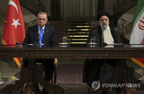 Iran Turkey(테헤란 AP=연합뉴스) 레제프 타이이프 에르도안 튀르키예(터키) 대통령이 19일(현지시간) 이란 테헤란을 방문해 세예드 에브라힘 라이시 대통령과 기자회견하고 있다. 2022.7.19 photo@yna.co.kr
