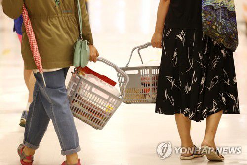 고물가 시대 장 보는 시민들[연합뉴스 자료사진]