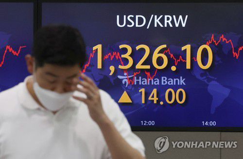 브레이크 없는 달러 강세7월 15일 오후 명동 하나은행 딜링룸 전광판에 원/달러 환율이 표시돼 있다. [연합뉴스 자료사진]