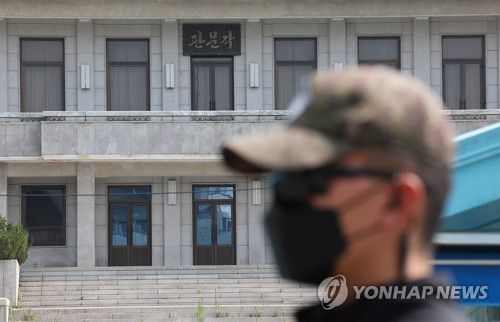 적막감 흐르는 판문각(파주=연합뉴스) 이지은 기자 = 판문점 공동경비구역(JSA) 견학이 재개된 가운데 19일 경기도 파주시 판문점 내 북측 판문각에 적막감이 흐르고 있다. 2022.7.19 jieunlee@yna.co.kr