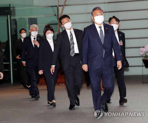 일본 총리관저 도착한 박진 외교부 장관(도쿄=연합뉴스) 이세원 특파원 = 박진 한국 외교부 장관이 19일 오후 일본 도쿄도 지요다구 소재 일본 총리관저에 도착해 로비에서 이동하고 있다.      박 장관은 기시다 후미오 일본 총리와 면담했다. 2022.7.19 sewonlee@yna.co.kr