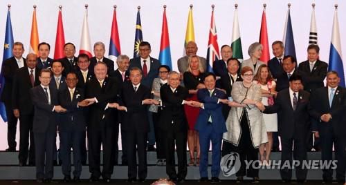 아시안지역안보포럼 포토세션  (방콕=연합뉴스) 2019년 8월 2일 태국 방콕 센타라 그랜드호텔에서 열린 아세안지역안보포럼(ARF) 포토세션. 김제봉 당시 태국 주재 북한대사 등이 기념촬영을 하고 있다.