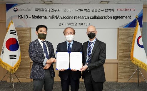 국립감염병연구소, 모더나 mRNA 백신 공동연구 협약식국립감염병연구소는 지난 19일 오송 국립보건연구원에서 모더나와 중증열성혈소판감소증후군(SFTS) mRNA 백신 후보 물질 개발 공동연구협력 협약을 체결했다. 2022.7.20.[질병관리청 제공]