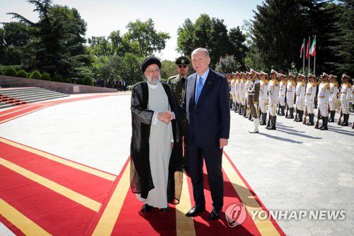 이란 방문한 에르도안(테헤란 로이터=연합뉴스) 레제프 타이이프 에르도안 튀르키예(터키) 대통령이 19일(현지시간) 이란 테헤란을 방문헤 세예드 에브라힘 라이시 대통령과 악수하고 있다. 2022.7.19 photo@yna.co.kr