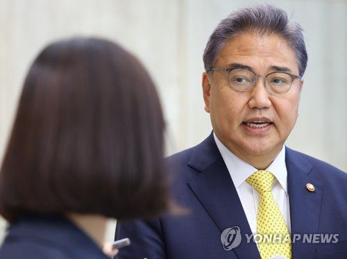 취재진 질문에 답변하는 박진 장관(서울=연합뉴스) 김도훈 기자 = 한일외교장관 회담을 마친 박진 외교부 장관이 20일 오후 서울 김포공항 국제선 청사를 통해 귀국해 취재진 질문에 답하고 있다. 2022.7.20 superdoo82@yna.co.kr