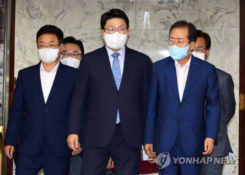 국민의힘 대구·경북 예산정책협의회(서울=연합뉴스) 백승렬 기자 = 국민의힘 권성동 당대표 직무대행 겸 원내대표와 홍준표 대구시장, 이철우 경북도지사가 20일 국회 본관에서 대구·경북 예산정책협의회에 참석하고 있다. 2022.7.20 [국회사진기자단] srbaek@yna.co.kr