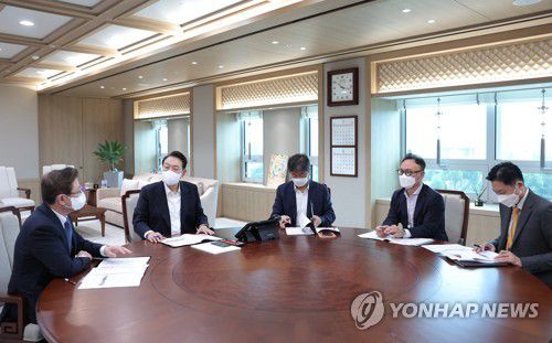 문체부 업무보고 받는 윤석열 대통령(서울=연합뉴스) 안정원 기자 = 윤석열 대통령이 21일 오전 서울 용산 대통령실 청사에서 박보균 문화체육관광부 장관으로부터 부처 업무보고를 받고 있다. 왼쪽부터 박보균 장관, 윤 대통령, 김대기 비서실장, 안상훈 사회수석.  2022.7.21 [대통령실 제공, 재판매 및 DB 금지 jeong@yna.co.kr