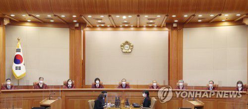 헌법재판소 선고(서울=연합뉴스) 신준희 기자 = 유남석 헌법재판소장을 비롯한 재판관들이 21일 오후 서울 종로구 헌법재판소에서 열린 선고를 앞두고 자리에 앉아 있다. 2022.7.21 hama@yna.co.kr