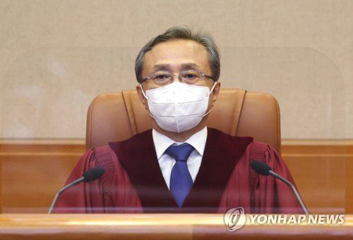 헌법재판소 선고(서울=연합뉴스) 신준희 기자 = 유남석 헌법재판소장이 21일 오후 서울 종로구 헌법재판소에서 열린 선고를 앞두고 자리에 앉아 있다. 2022.7.21 hama@yna.co.kr