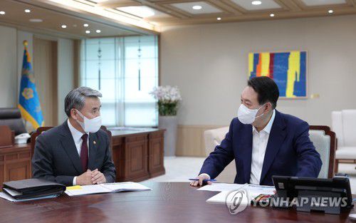 국방부 업무보고 받는 윤석열 대통령(서울=연합뉴스) 서명곤 기자 = 윤석열 대통령이 22일 오전 서울 용산 대통령실 청사에서 이종섭 국방부 장관으로부터 부처 업무보고를 받고 있다.  2022.7.22 [대통령실 제공, 재판매 및 DB 금지] seephoto@yna.co.kr