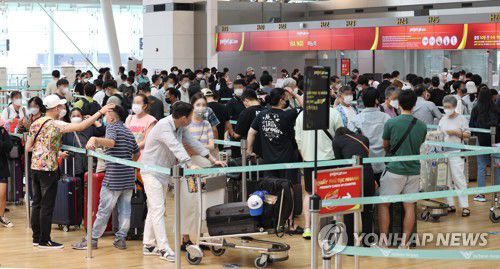 코로나 확산에도 해외로 해외로(영종도=연합뉴스) 임헌정 기자 = 코로나19 유행 재확산세가 커지면서 신규 확진자 수가 이틀 연속 7만명대를 기록한 20일 오전 영종도 인천국제공항 제1여객터미널 출국장이 해외 여행객들로 붐비고 있다. 2022.7.20 kane@yna.co.kr