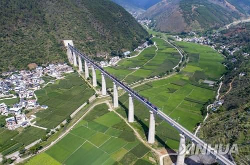 중국 윈난성에 건설된 고속철 교량[신화=연합뉴스 자료사진]
