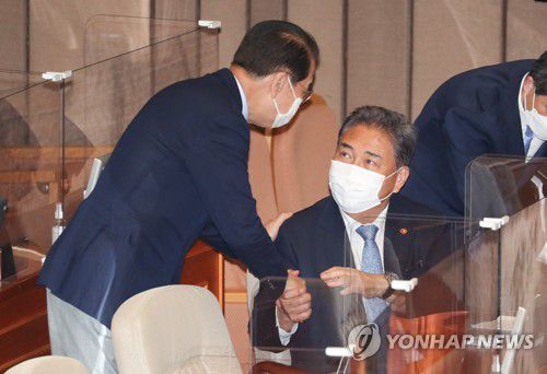 인사하는 박진 장관과 권영세 장관(서울=연합뉴스) 백승렬 기자 = 박진 외교부 장관과 권영세 통일부 장관이 25일 서울 여의도 국회에서 열린  정치·외교·통일·안보 분야 대정부질문에서 인사를 나누고 있다. 2022.7.25 [국회사진기자단] srbaek@yna.co.kr