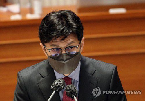 박범계 의원 대정부 질문에 답하는 한동훈 법무부 장관(서울=연합뉴스) 하사헌 기자 = 한동훈 법무부 장관이 25일 오후 국회 본회의장에서 열린 정치·외교·통일·안보 분야 대정부질문에서 더불어민주당 박범계 의원의 질문에 답하고 있다. 2022.7.25 [국회사진기자단] toadboy@yna.co.kr