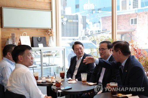 대통령실 수석들과 대화하는 윤석열 대통령(서울=연합뉴스) 안정원 기자 = 윤석열 대통령이 25일 점심 식사를 마친 뒤 서울 중구 한 커피숍에서 대통령실 수석들과 대화하고 있다.       왼쪽부터 시계방향으로 최상목 경제수석, 이진복 정무수석, 윤 대통령, 김성한 국가안보실장, 김용현 경호처장. 2022.7.25 [대통령실 제공. 재판매 및 DD금지] jeong@yna.co.kr