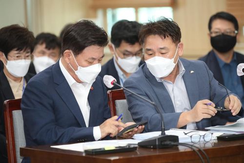 공고 확인하는 구만섭 제주도 행정부지사[제주도의회 제공, 재판매 및 DB 금지]