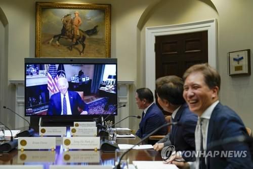 백악관에서 화상 면담하는 바이든 대통령과 sk 경영진[워싱턴 AP=연합뉴스]