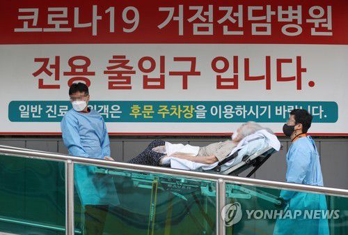 코로나19 재유행에 위중증 환자도 증가(서울=연합뉴스) 신현우 기자 = 코로나19 위중증 환자 수가 54일만의 최다치(168명)를 기록한 26일 오후 서울 광진구 혜민병원에서 구급대원들이 코로나19 환자를 옮기고 있다. 2022.7.26 nowwego@yna.co.kr