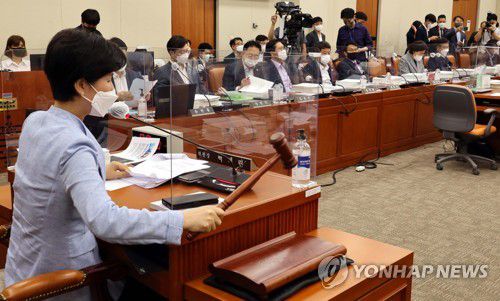 정무위 전체회의(서울=연합뉴스) 백승렬 기자 = 27일 국회에서 열린 정무위 1차 전체회의에서 백혜련 위원장이 의사봉을 두드리고 있다. 2022.7.27 [국회사진기자단] srbaek@yna.co.kr