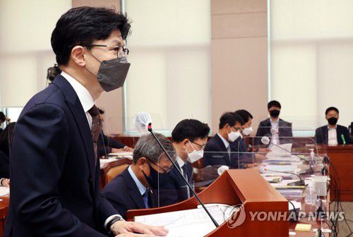 업무보고하는 한동훈 법무부 장관(서울=연합뉴스) 하사헌 기자 = 한동훈 법무부 장관이 28일 오전 서울 여의도 국회에서 열린 법제사법위원회 전체회의에 출석해 업무보고하고 있다. 2022.7.28 [국회사진기자단] toadboy@yna.co.kr