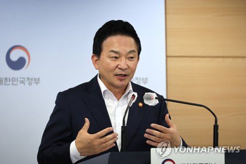 '이스타항공 변경면허 발급과정 조사결과' 브리핑(서울=연합뉴스) 김승두 기자 = 원희룡 국토교통부 장관이 28일 정부서울청사 브리핑실에서 이스타항공 변경면허 발급과정 조사 결과를 발표하고 있다. 2022.7.28 kimsdoo@yna.co.kr