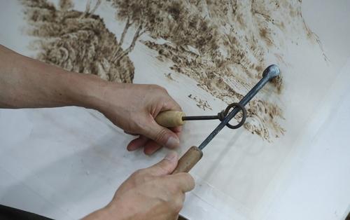 인두받침대와 인두[촬영 천경환 기자]