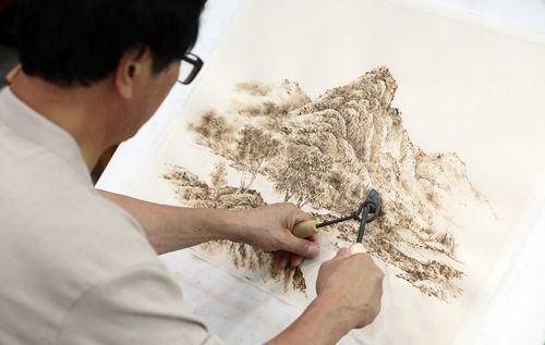 "인두로 지질 때는 이렇게"[촬영 천경환 기자]